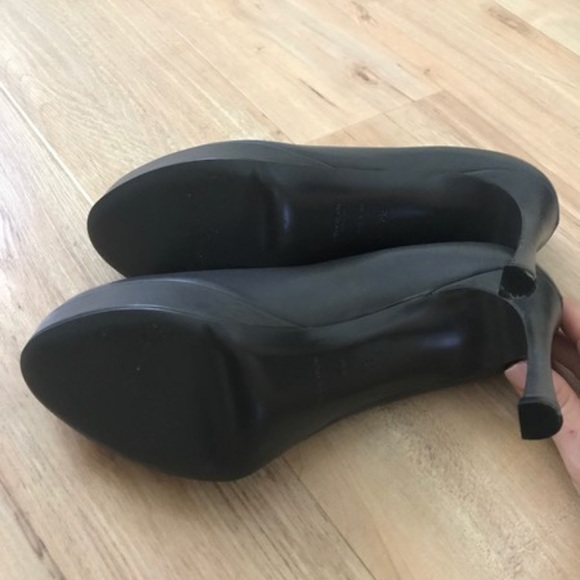 Yves Saint Laurent grey pumps - Picture 2 of 3